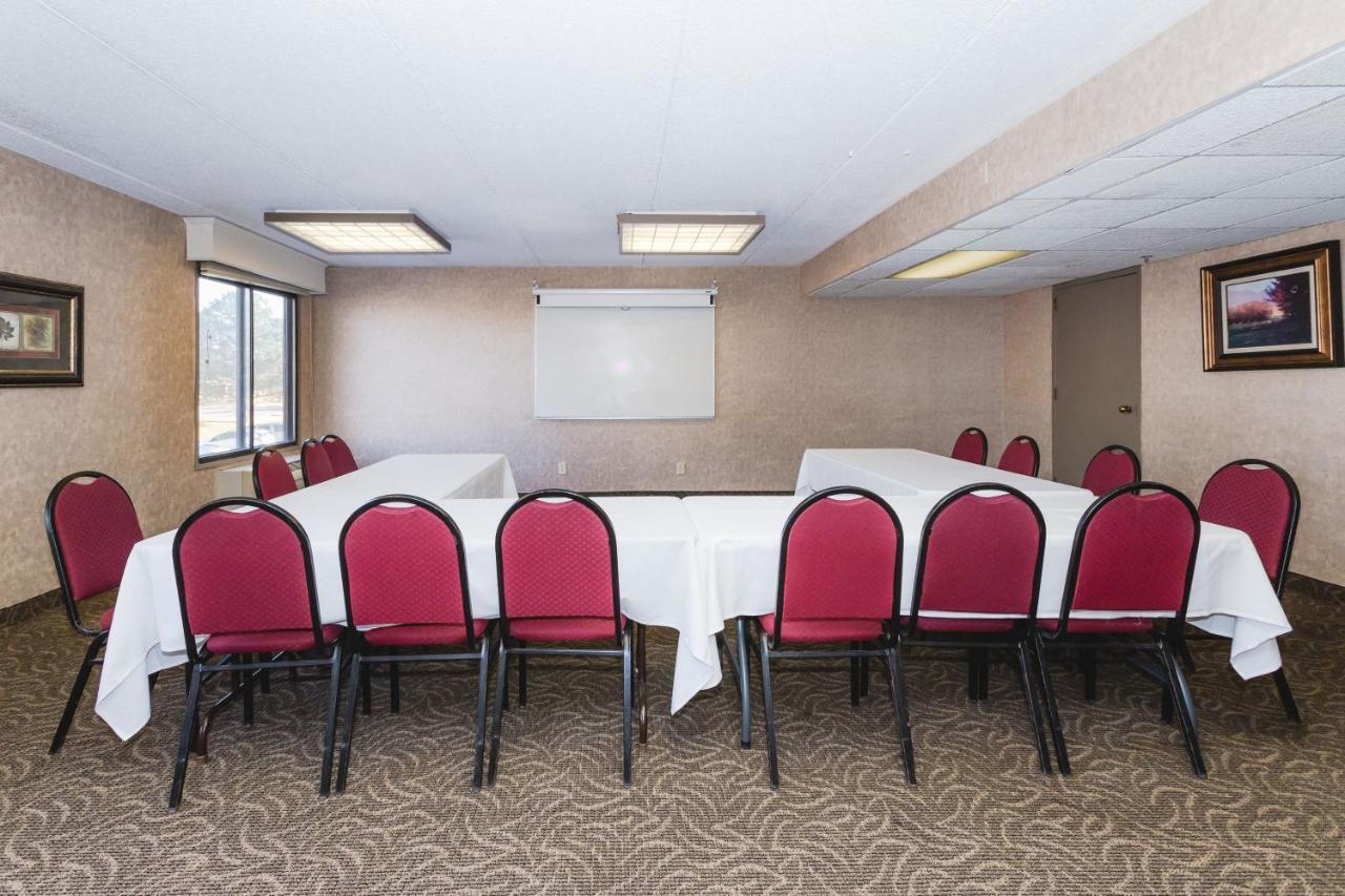 Ramada By Wyndham Plymouth Hotel & Conference Center Dış mekan fotoğraf