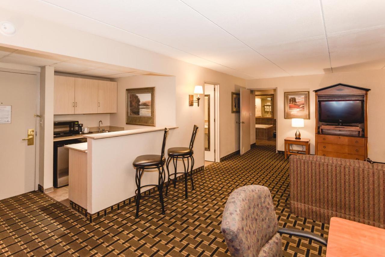 Ramada By Wyndham Plymouth Hotel & Conference Center Dış mekan fotoğraf