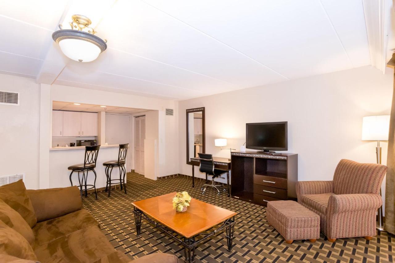 Ramada By Wyndham Plymouth Hotel & Conference Center Dış mekan fotoğraf